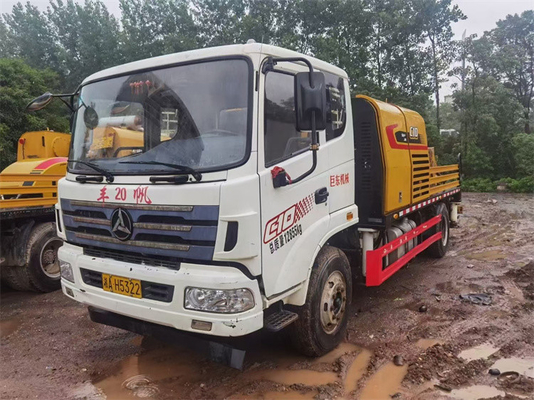 Le camion utilisé de ville a monté le tuyau entre la pompe concret de remorque résistant à l'usure